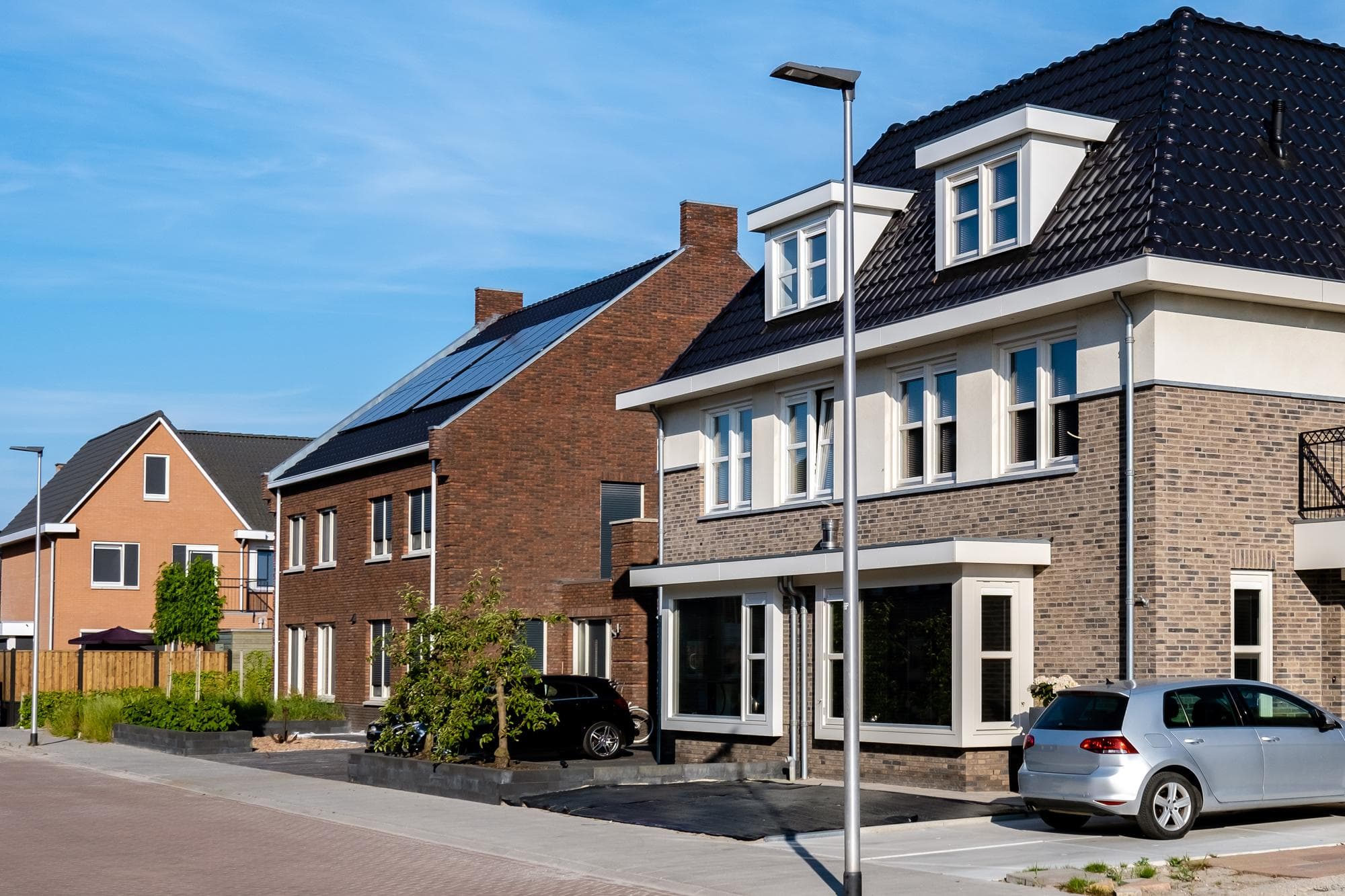 Nieuwbouwwoningen in een rustige woonstraat